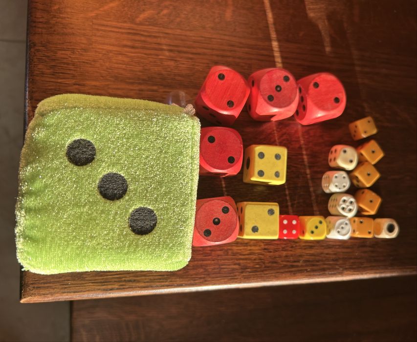 20 kolorowych kostek do gry w różnych rozmiarach