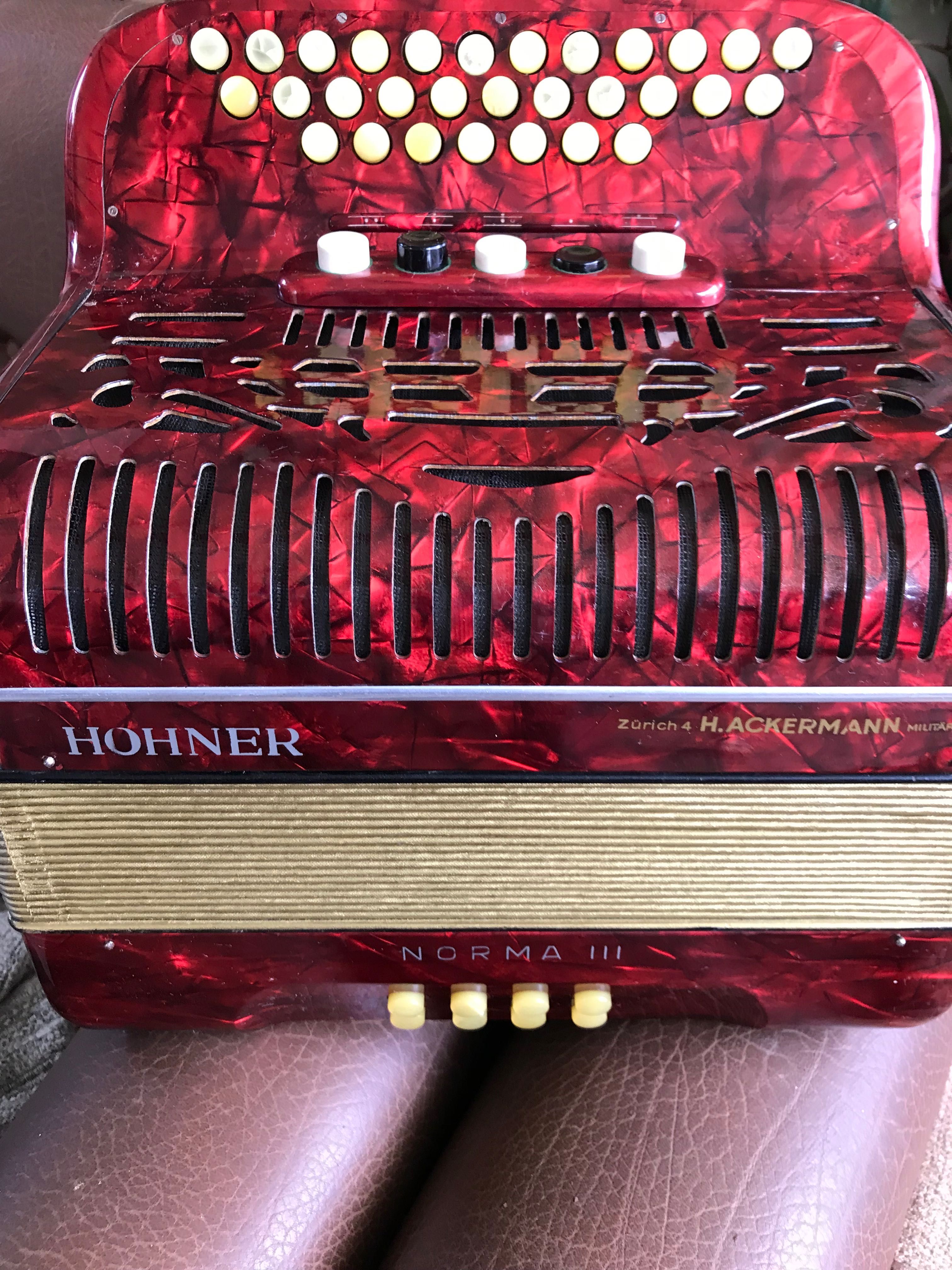 Vendo concertina em bom estado a 3 voz com registros em DO LA