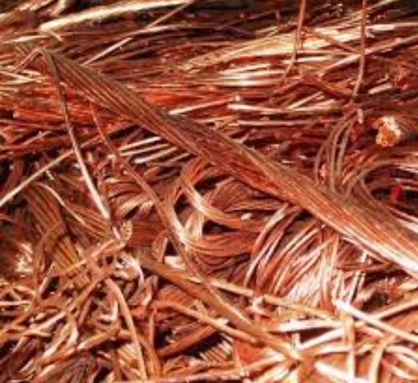 Faço cargas de entulho, limpeza de terrenos,Recolha de sucata