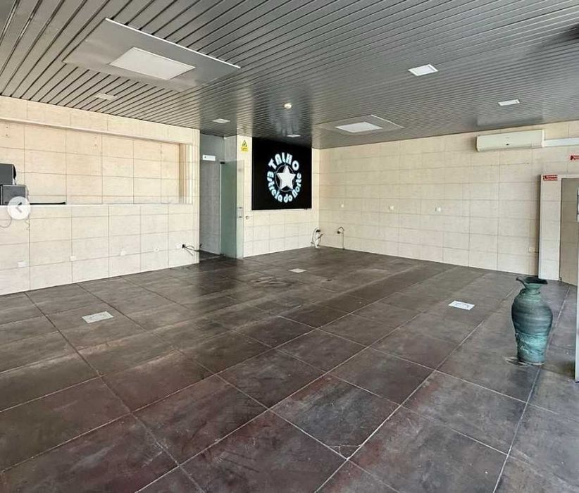 Espaço Comercial Único com Potencial Residencial em Vilela – Paredes