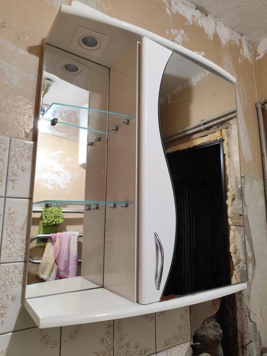 Подвесной шкаф с зеркалом в ванную комнату