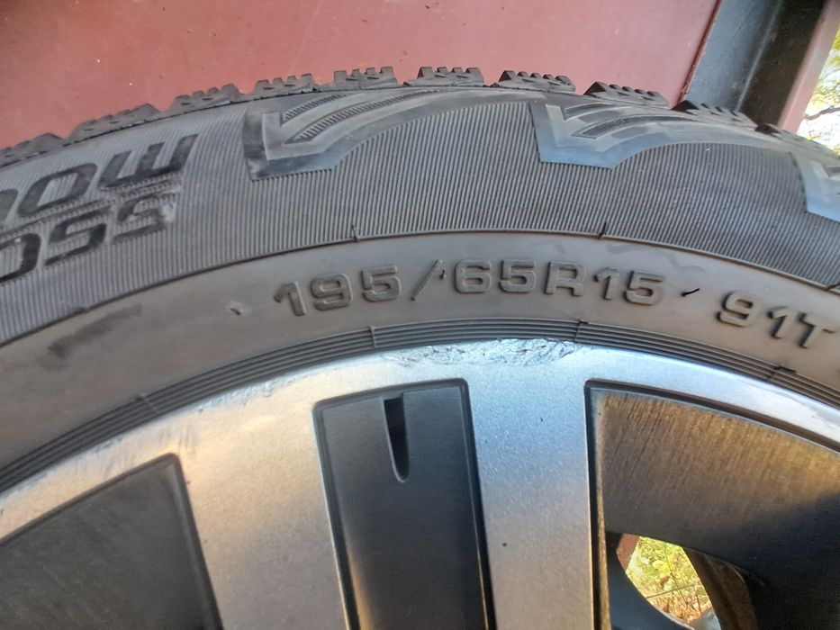 Продам зимнюю резину R15 195/65  комплект