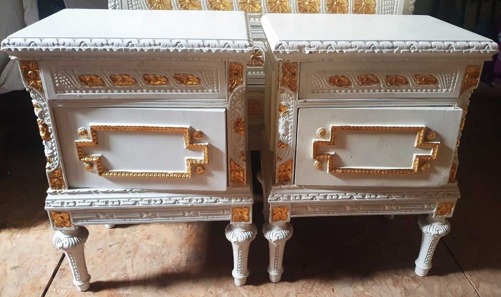 Barokowe białe szafki nocne ze złotymi zdobieniami - zestaw 2 sztuki