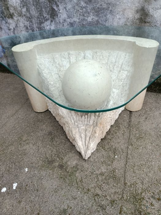 Mesa em pedra com tampo de vidro