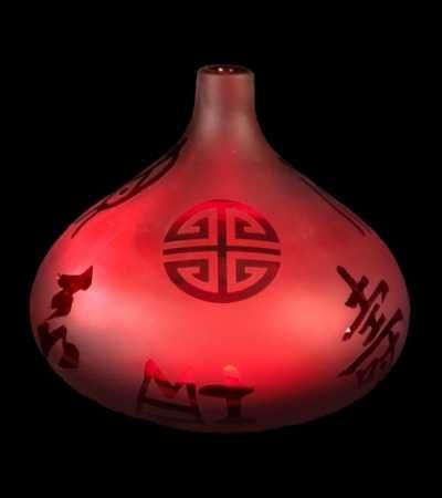 Ciekawy czerwony wazon z efektem "mrożonego"szkła