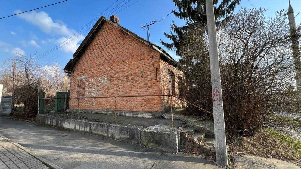 Продаж фасадного будинку з ділянкою