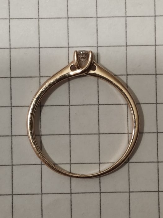 Золота каблучка, з діамантом, 585 проба.