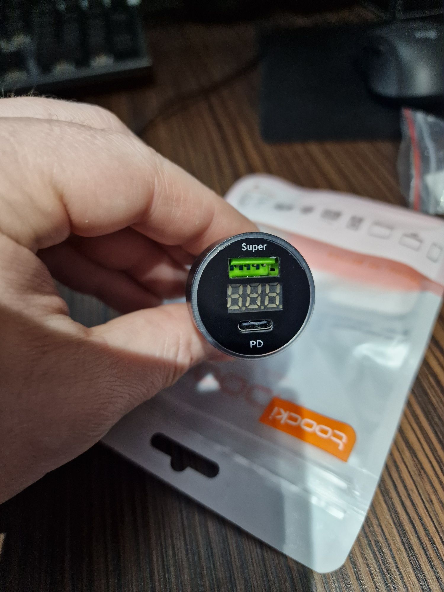 Ładowarka samochodowa USB, USB-C, pomiar napięcia akumulatora