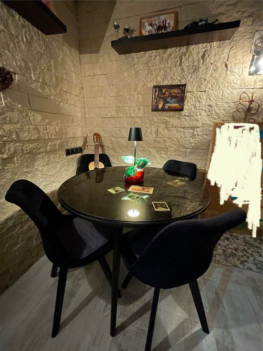 Stół okrągły + 4 krzesła welurowe czarne • Zadbany komplet