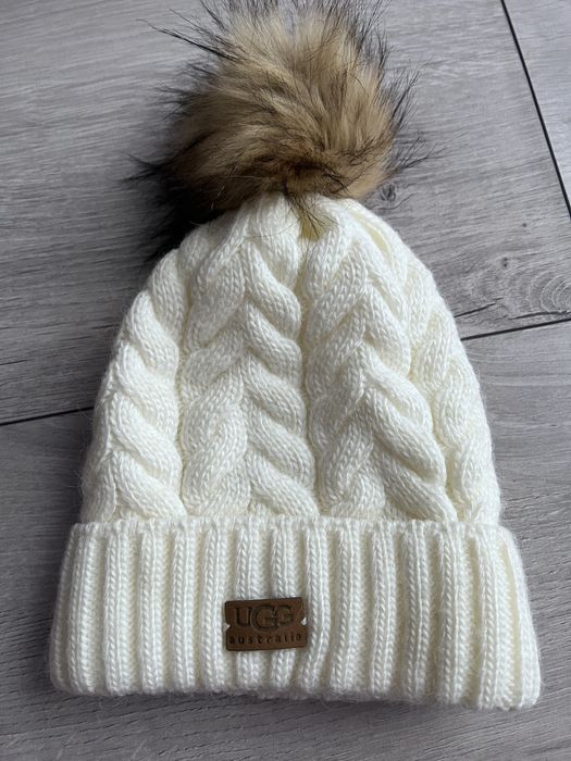 Шапка біла з бомбоном вʼязана