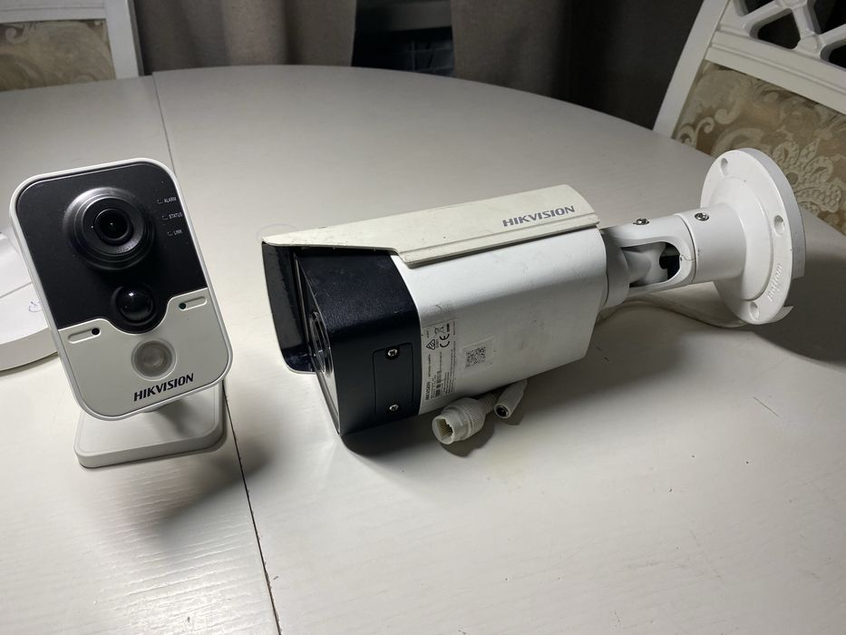 Hikvision DS-2CD2412F-IW та Hikvision DS-2CD2T43G0-I8