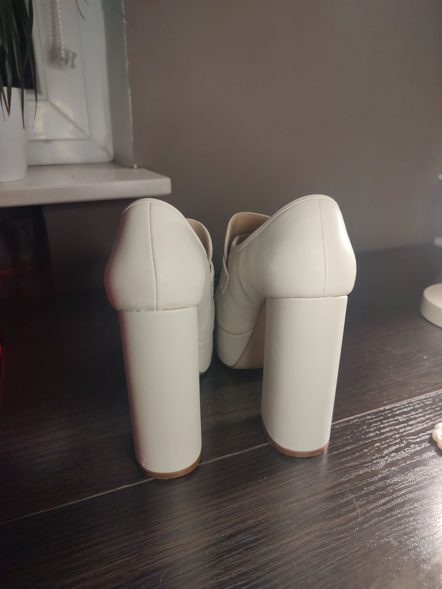 Białe buty na obcasie