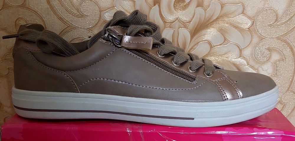 Продам балетки і жіночі кросівки