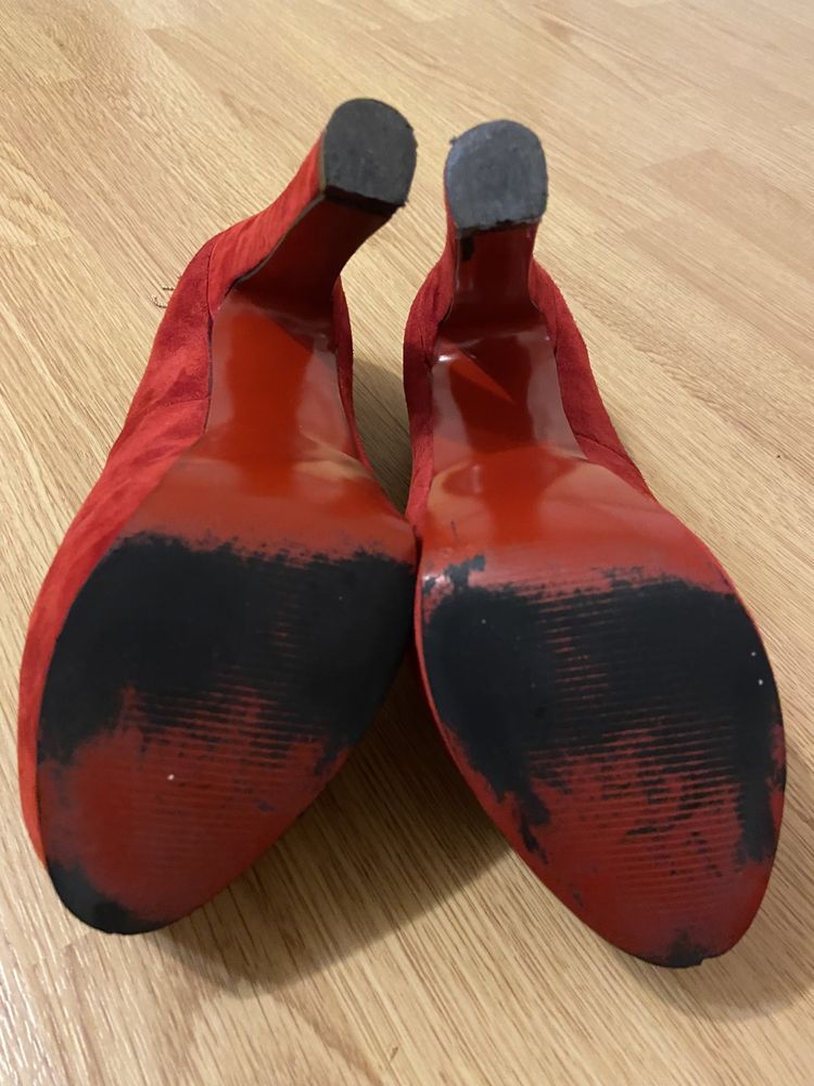 Туфлі червоні на підборах