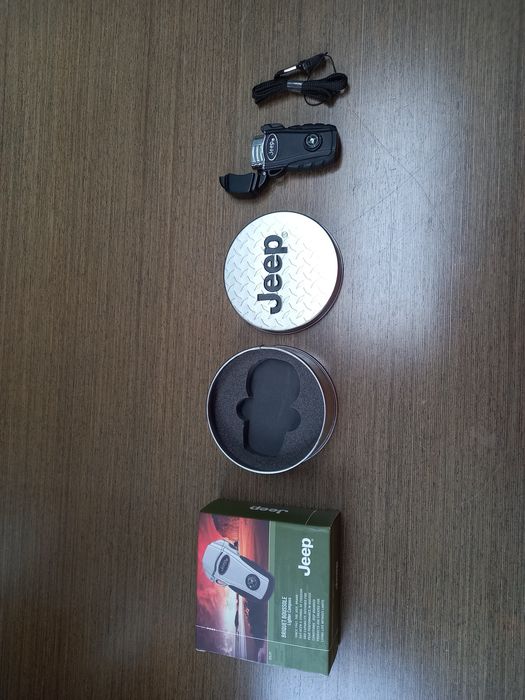 Isqueiro bussola da marca Jeep