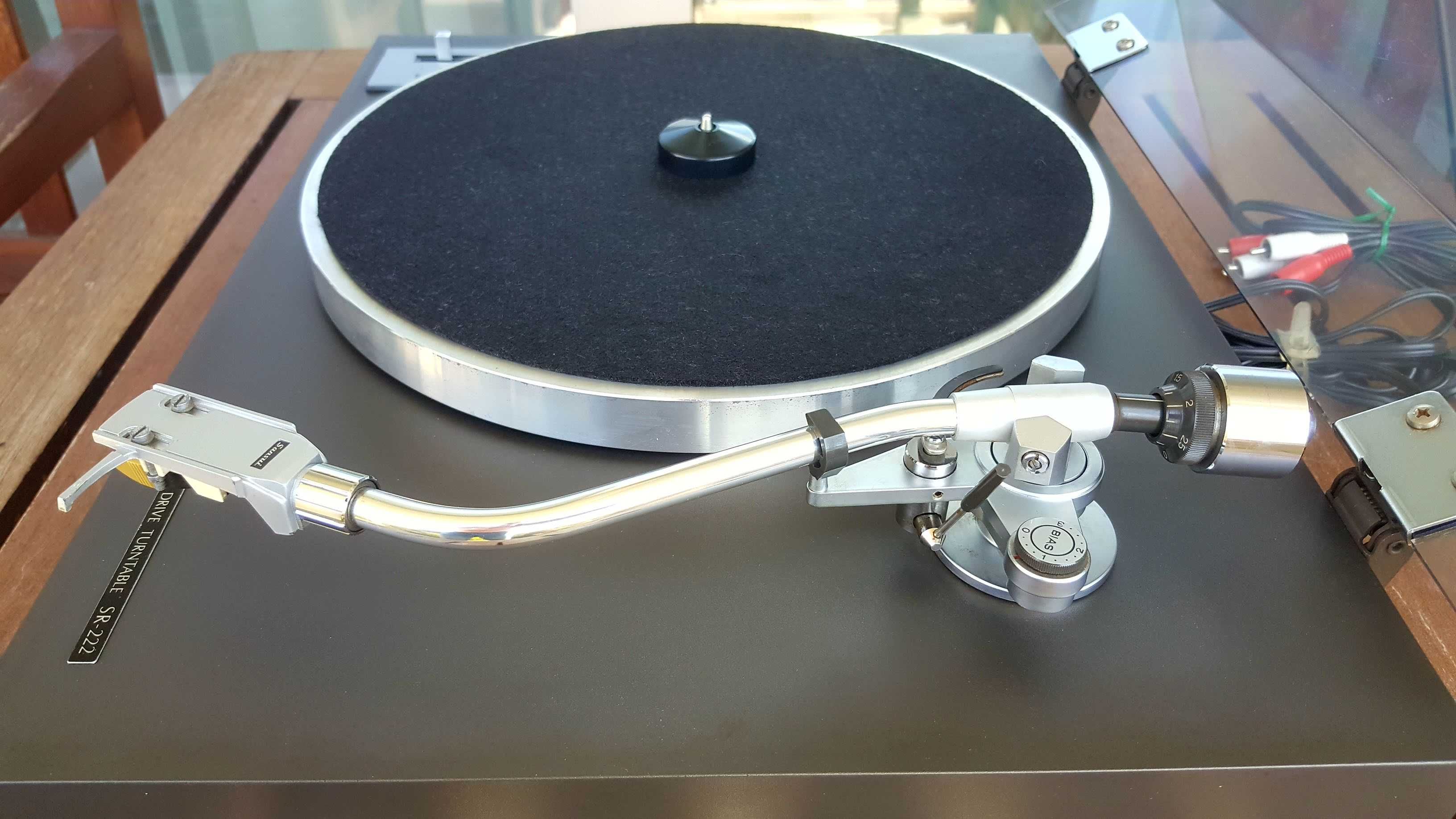 Sansui SR-222 z napędem paskowym.