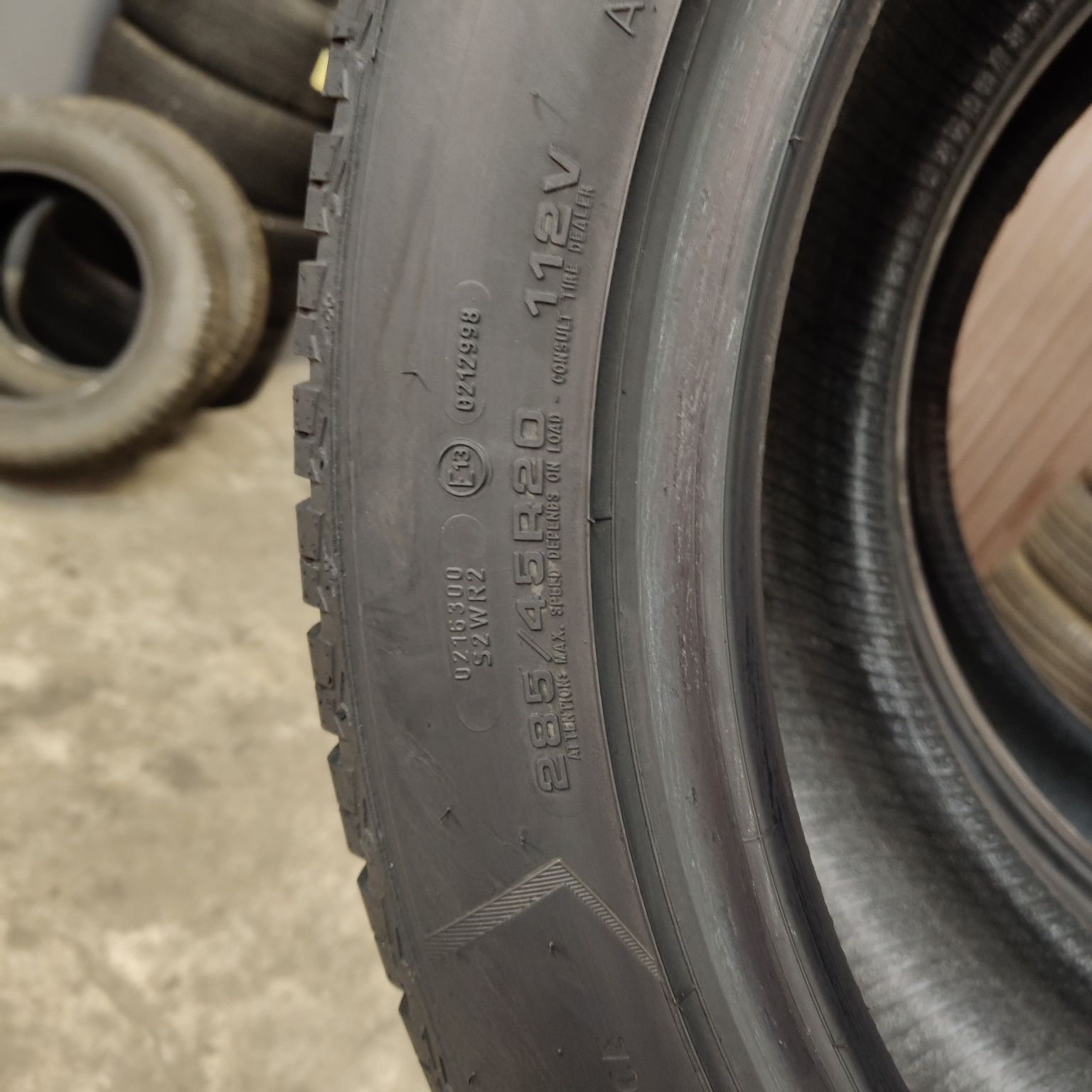 285/45/20 XL Sprzedam parę opon zimowych Goodyear