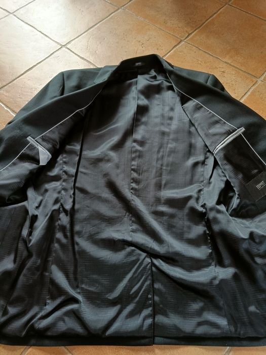Męski  garnitur Esprit w rozmiarze M/L, czarny.