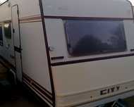 Caravana com avançado, cozinha, wc com lavatorio e base chuveiro