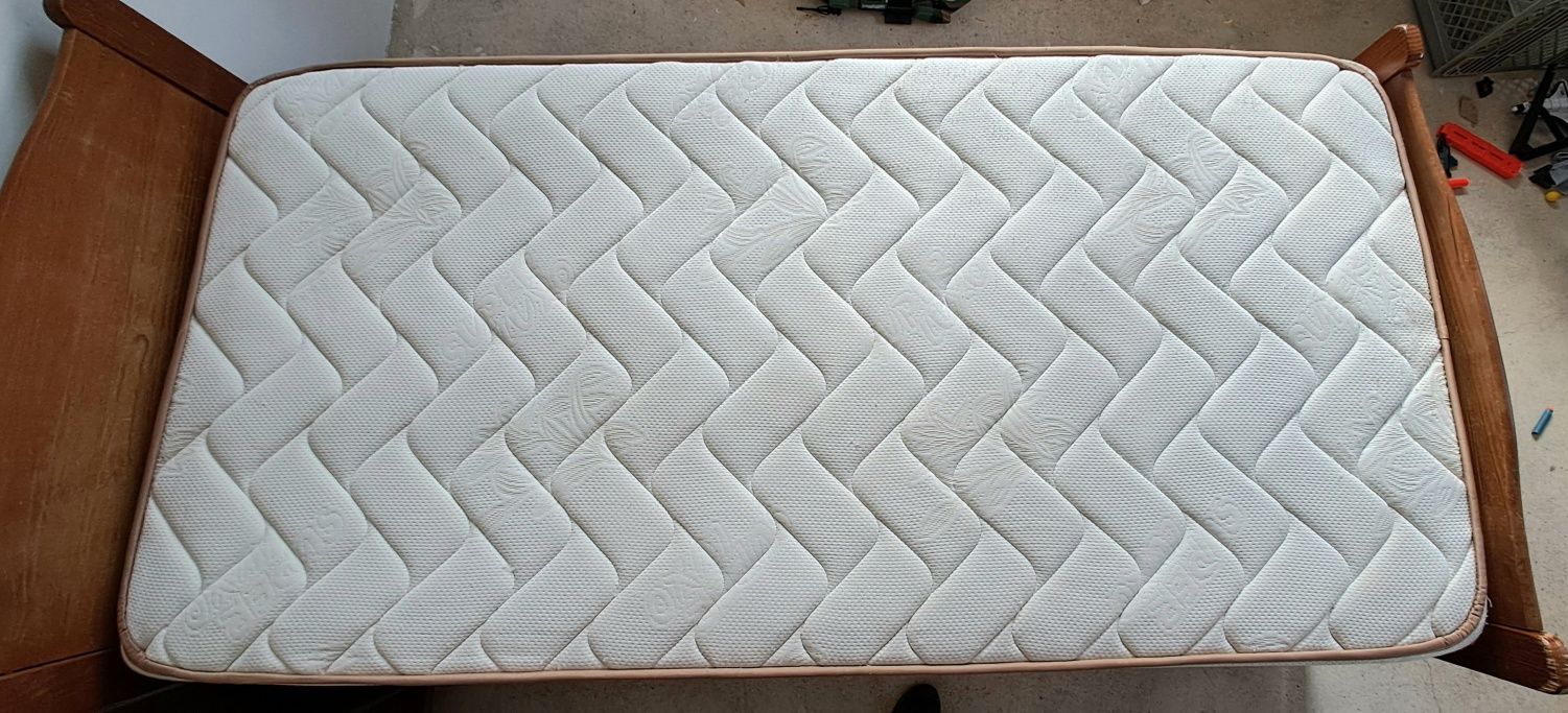 Cama de solteiro+ colchao novo+mesinha cabeceira