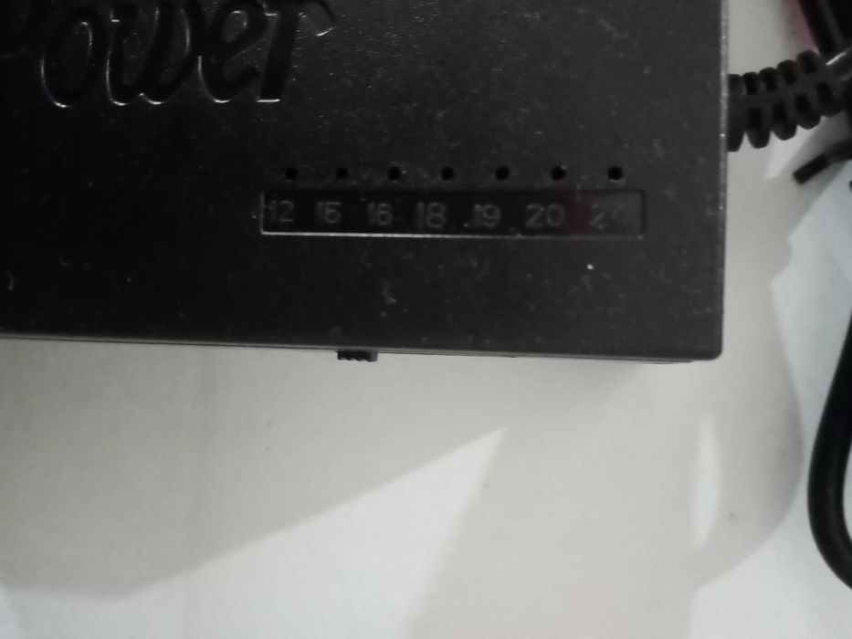 Зарядний універсальний пристрій для ноутбуків