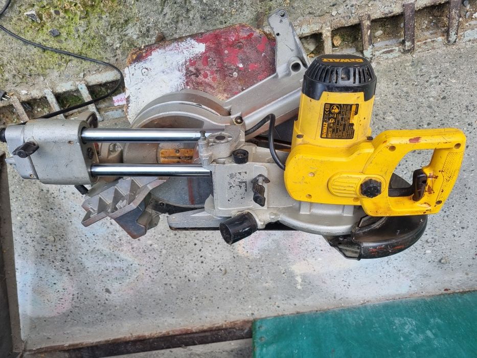 Pilarka ukosnica DeWalt DW712