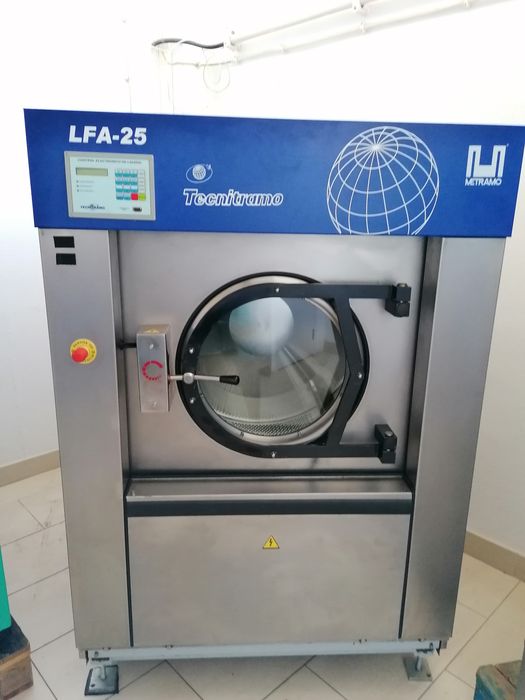 Carro de roupa húmido lavandaria