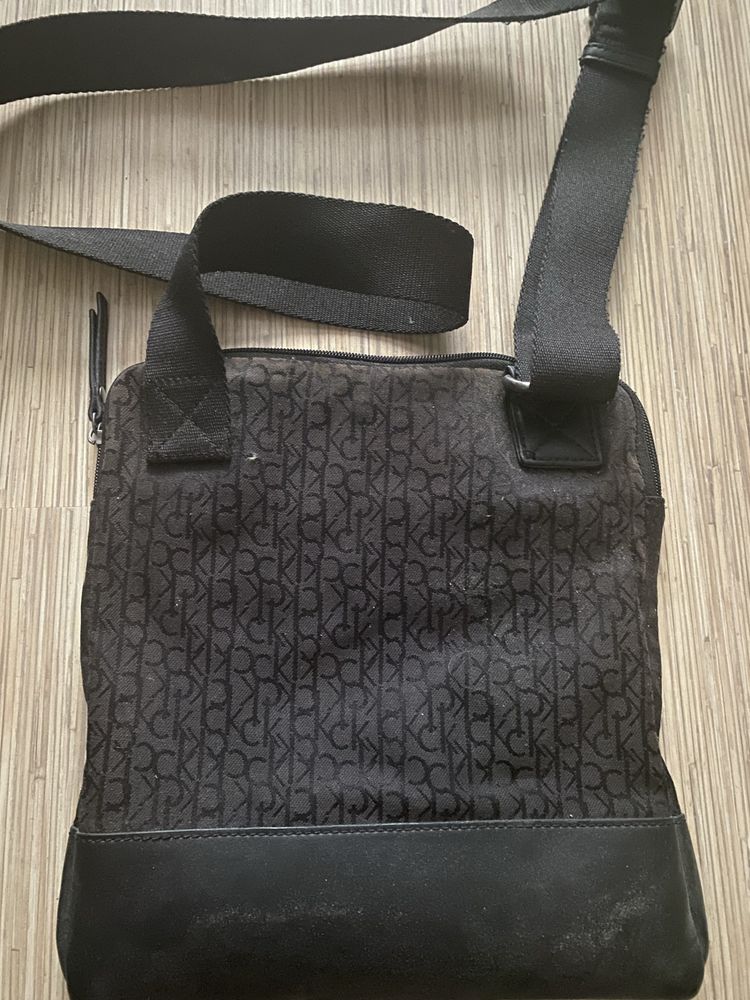 Calvin Klein listonoszka b5
