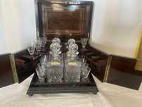 Licoreira Napoleao III com garrafas e copos em cristal