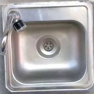 Lavatorio pequeno em inox com torneira