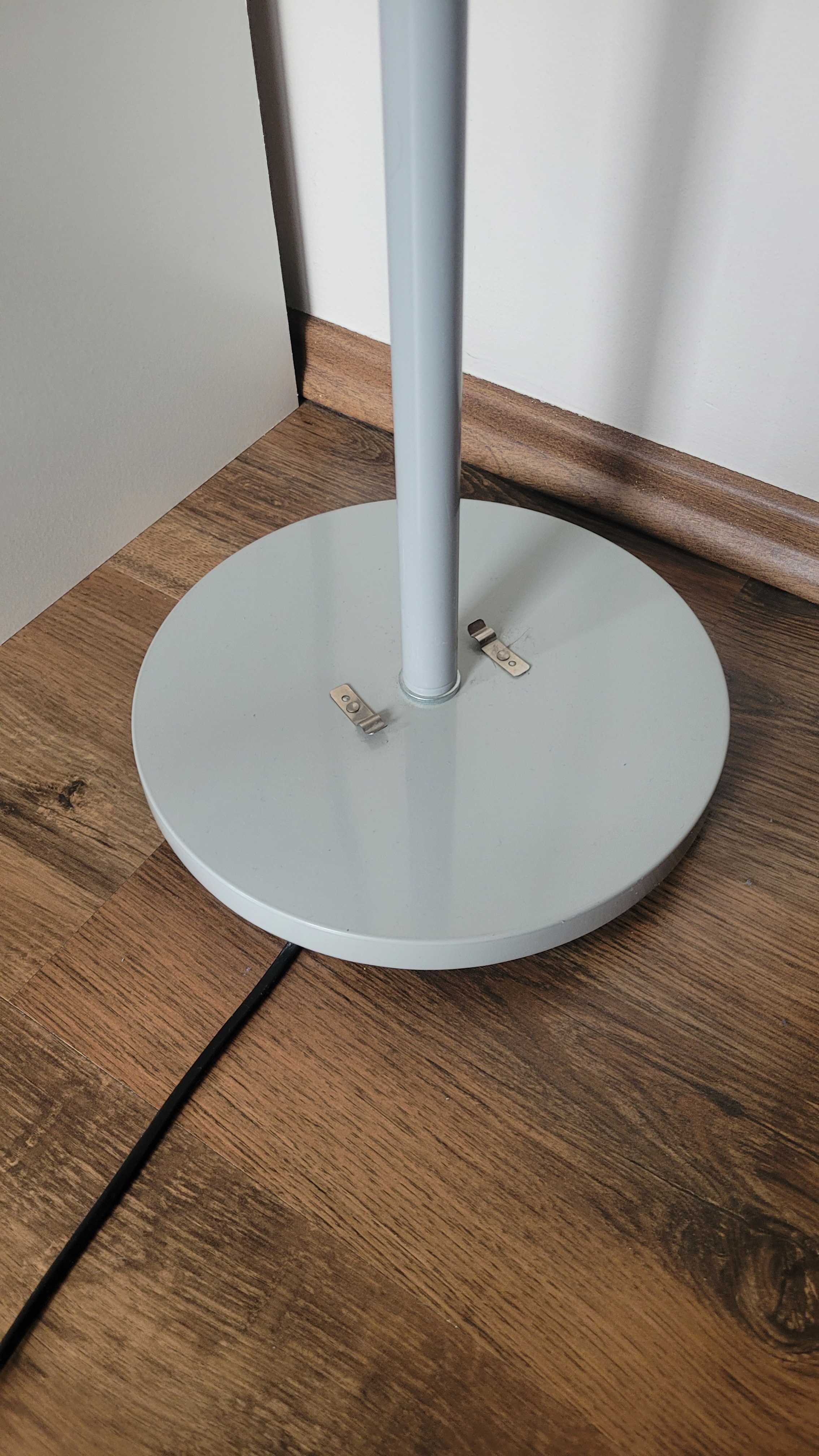 Zdekompletowana lampa Ikea