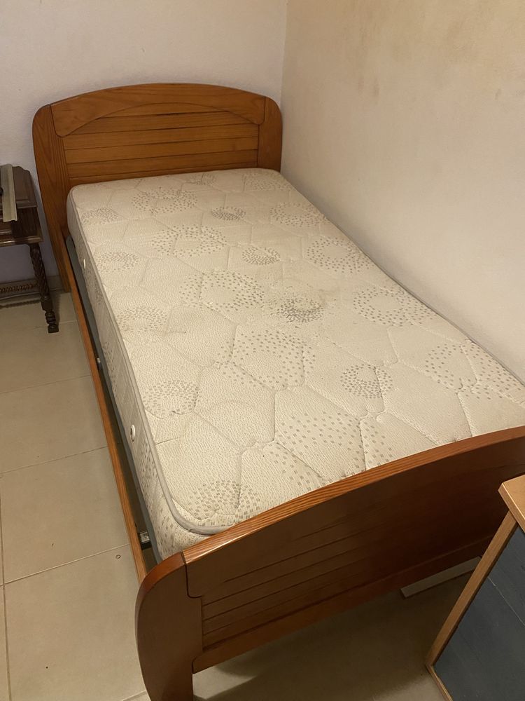 Cama e colchão em ótimo estado