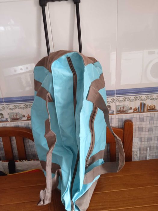 Conjunto de malas para viagem troller e necessaire.