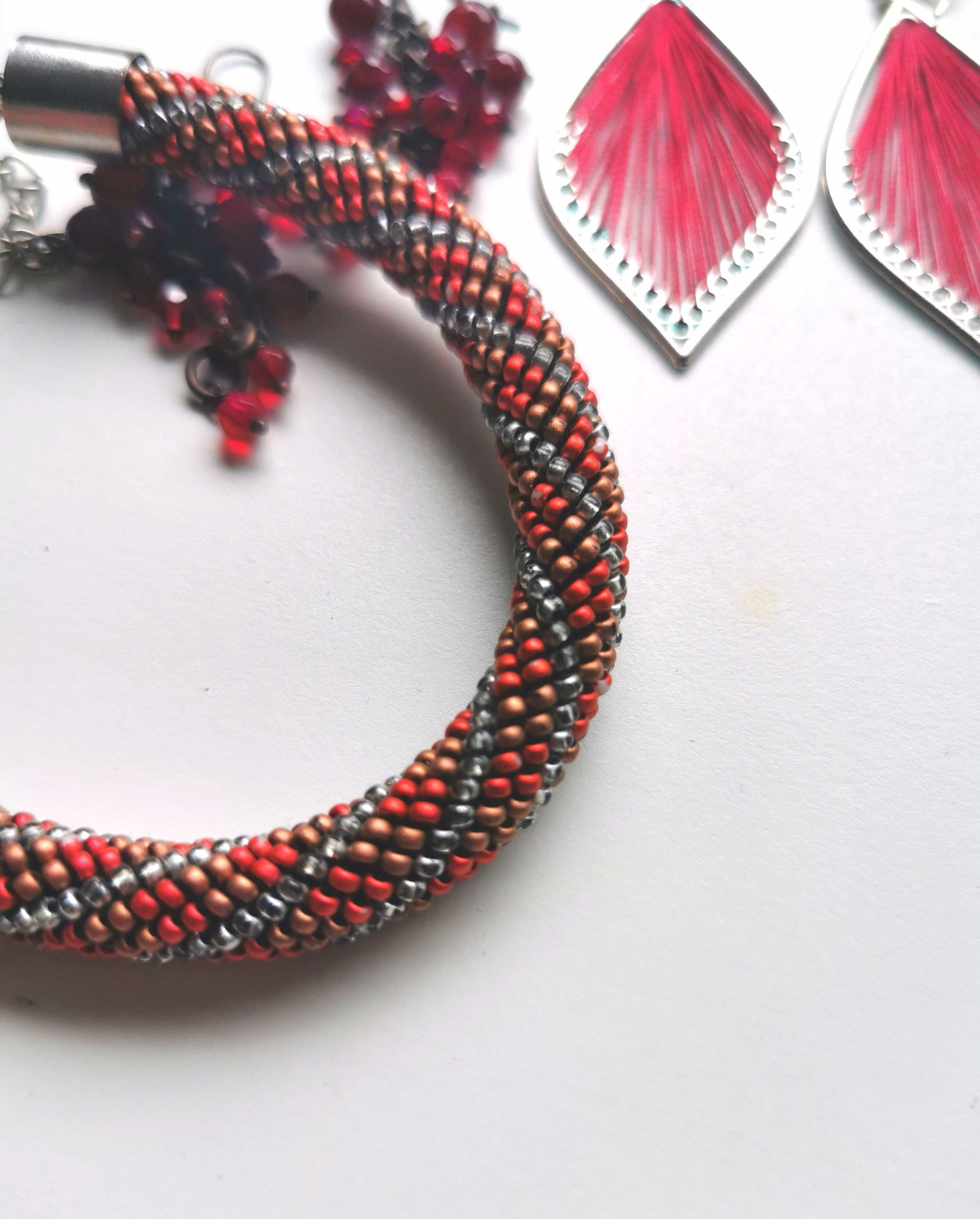 Czerwony  biżuterii handmade plus spirograf