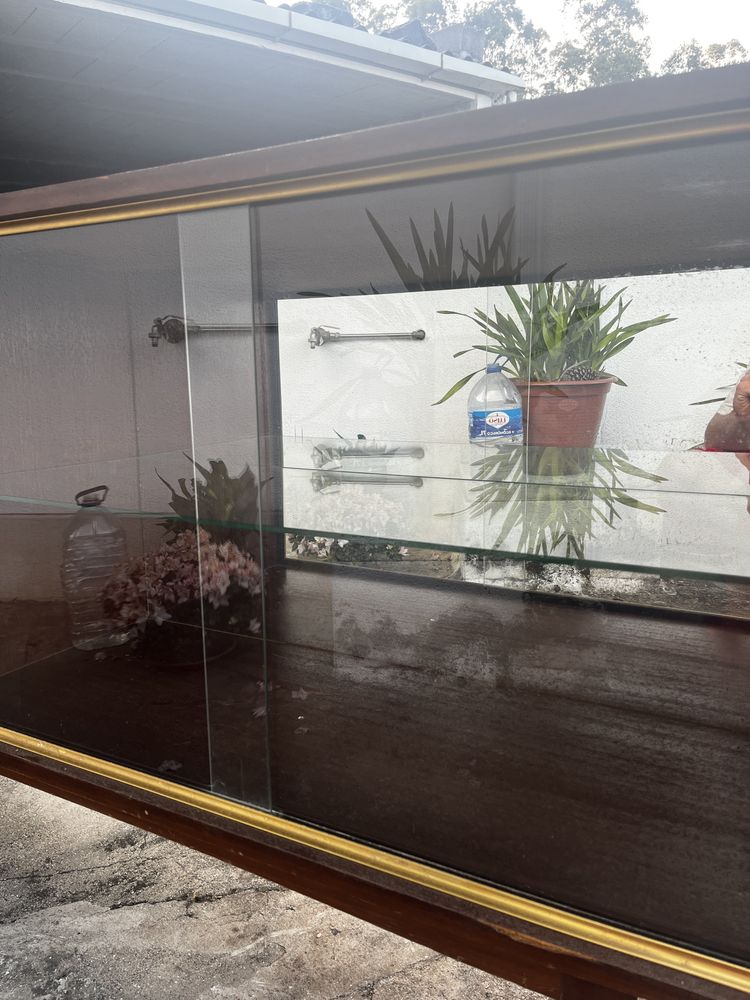 Móvel Antigo com vitrine para restauro