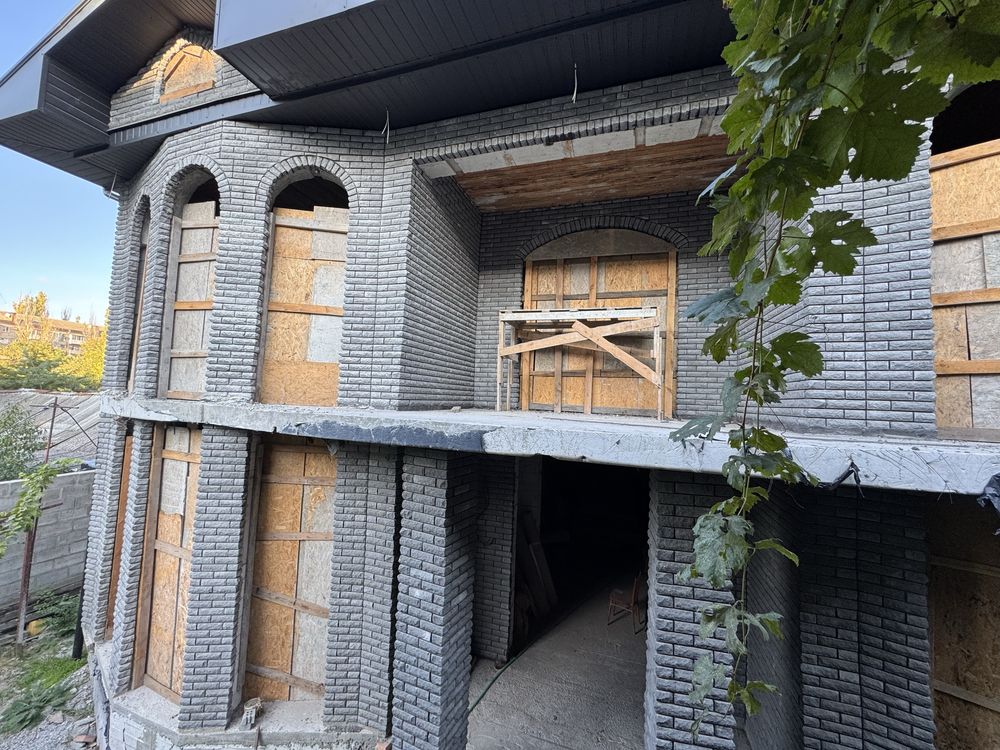 Продажа двух добротных домов на одном участке в Лесках