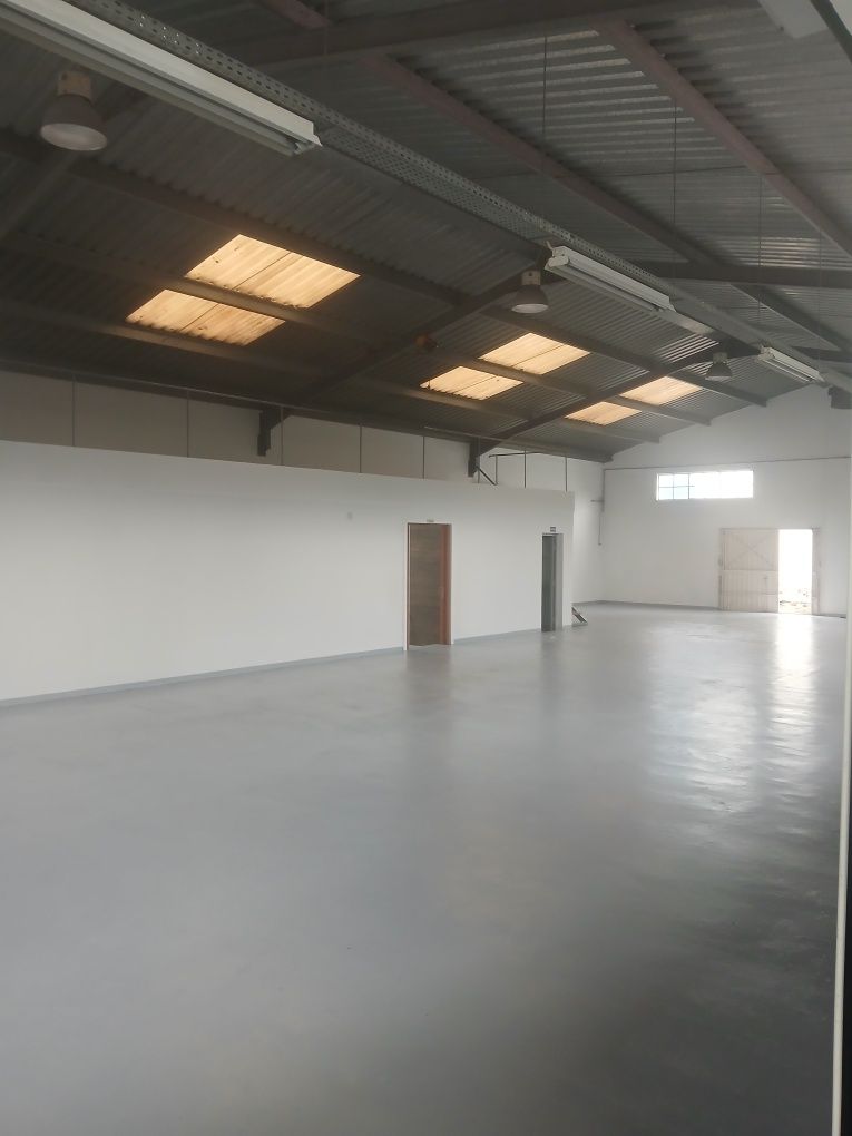 Fabuloso Armazém em cabanas de Palmela com 500 m2 junto à  coca cola