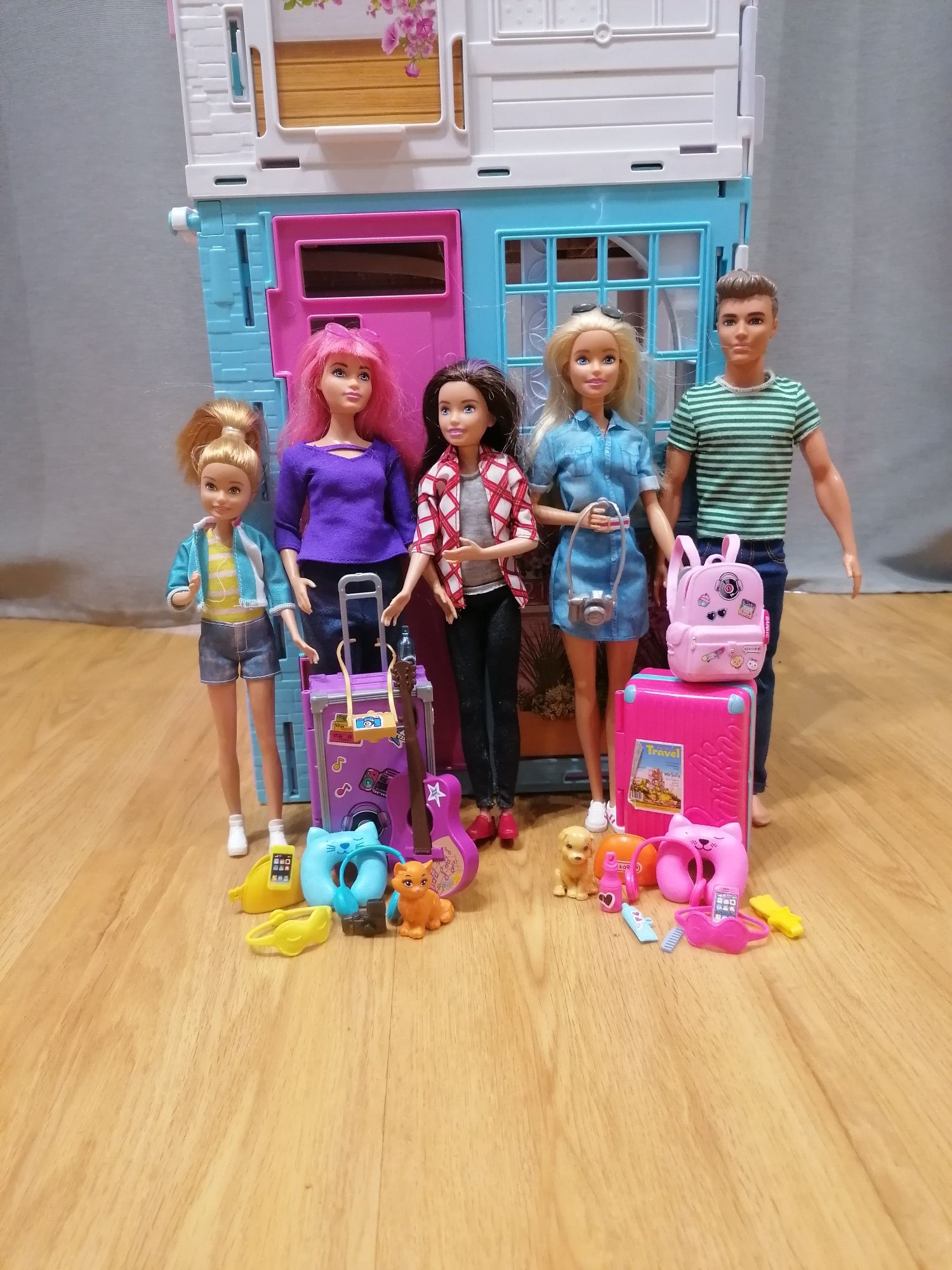 Domek Barbie Malibu plus lalki Barbie, Skipper, Stacy, Daisy i Ken