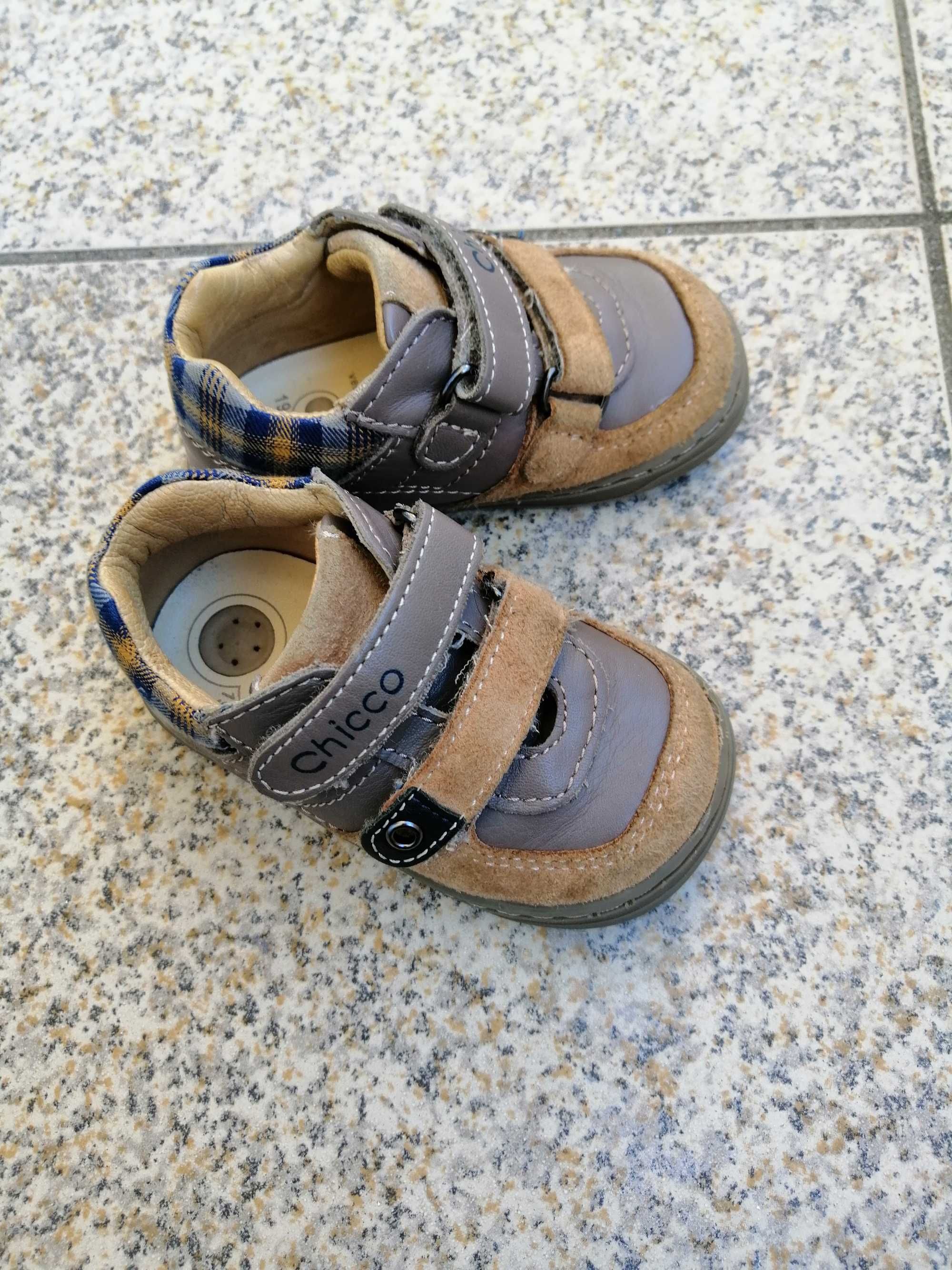 Sapatos de bebé, marca Chicco, tamanho 19