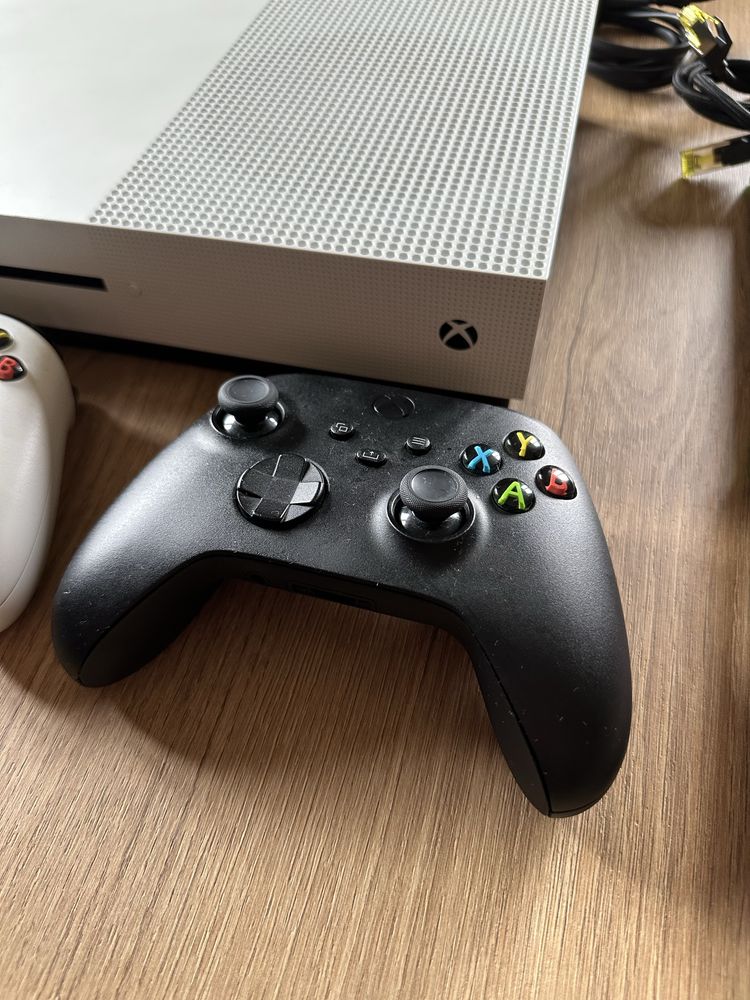 Xbox One S 1000GB (1TB) z napędem + 2 pady + FIFA 20 + UFC 4 + kable