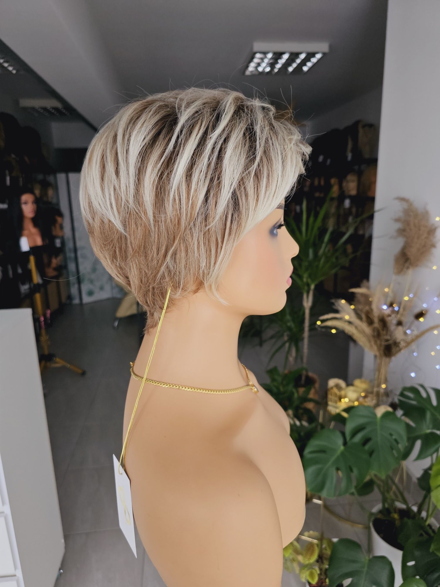 Krótka peruka blond z odrostem brąz KBS-15 naturalna fryzura