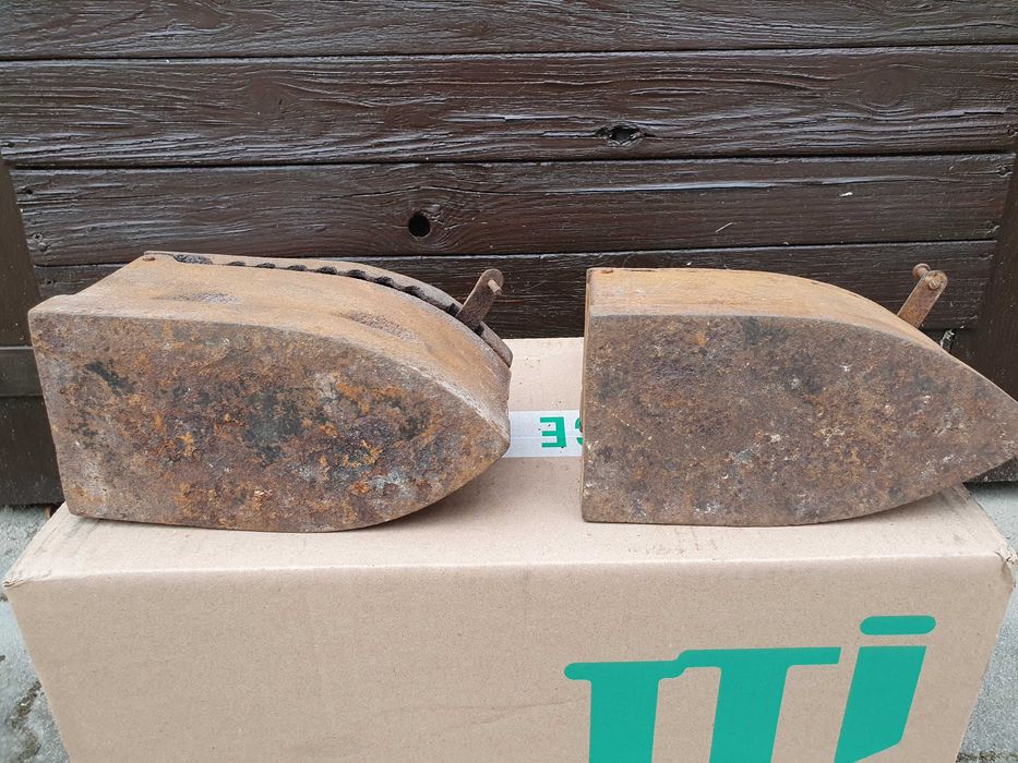 Stare żelazka na duszę na węgiel