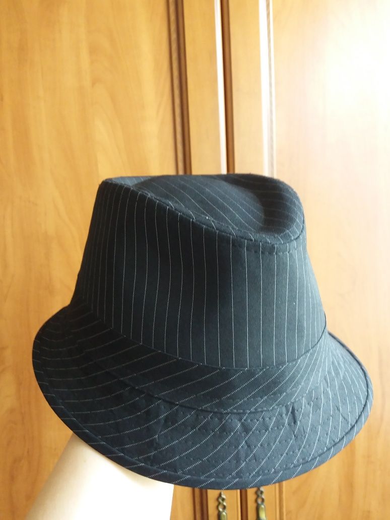 Elegancki kapelusz w paski