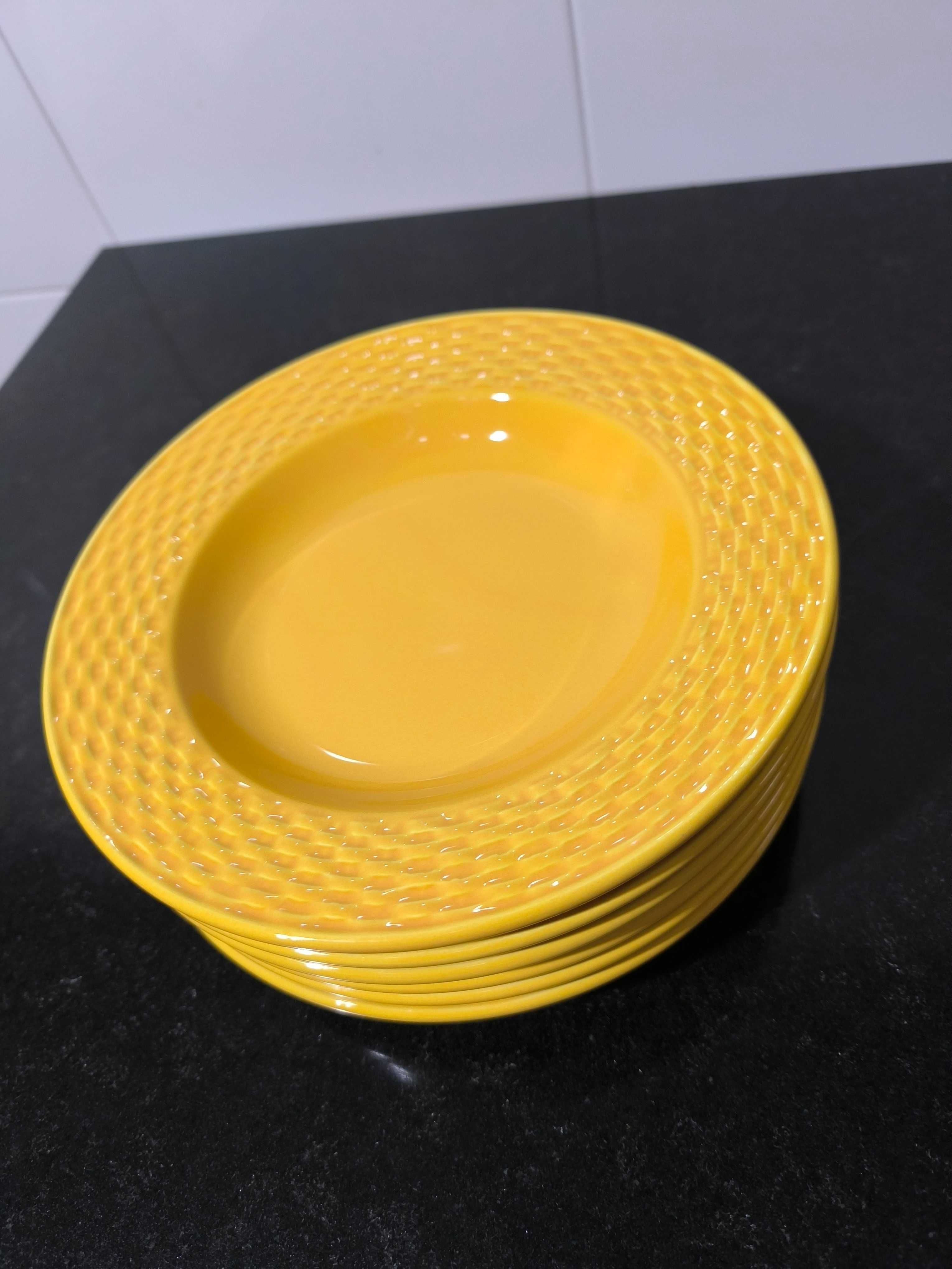 14 pratos de porcelana. Novos.