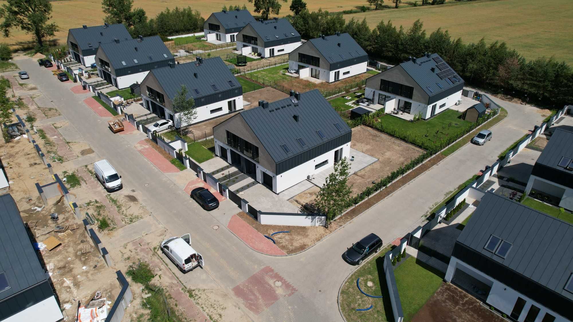Bliźniak, duża działka, nowoczesny projekt