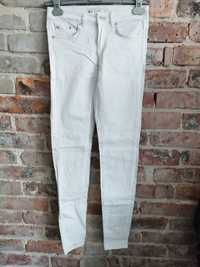 Białe elastyczne jeansy