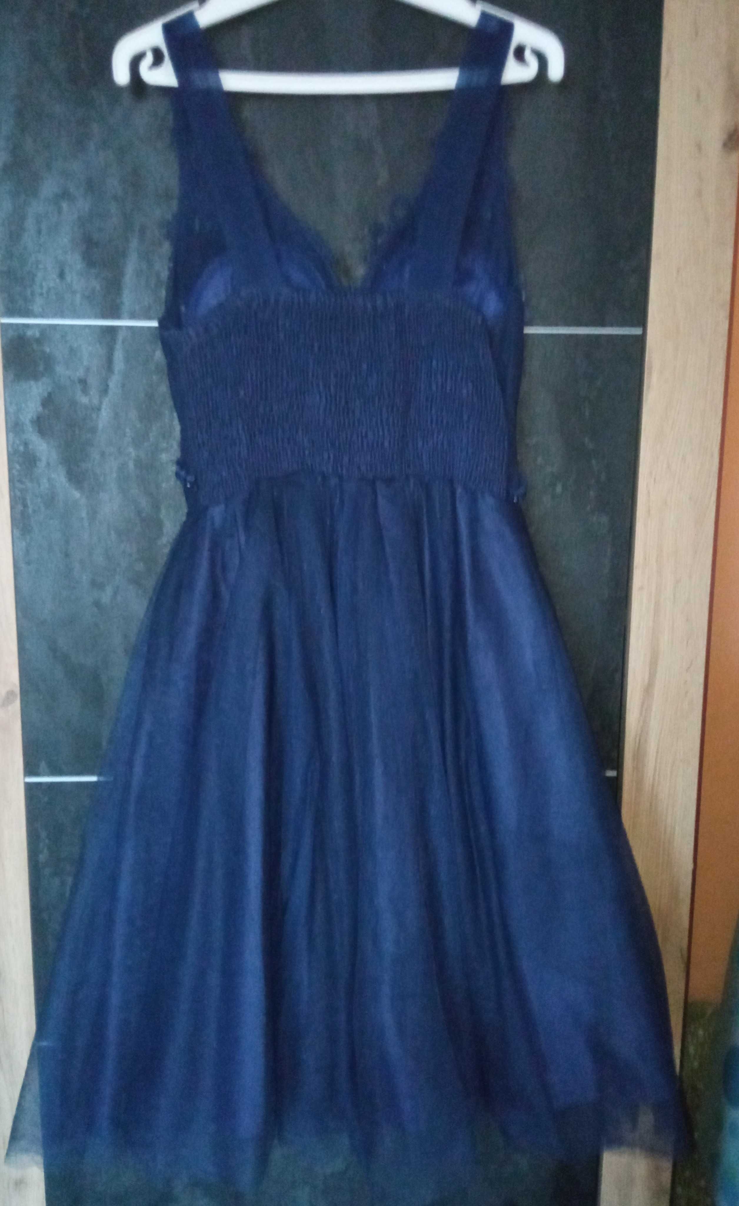 Granatowa tiulowa sukienka