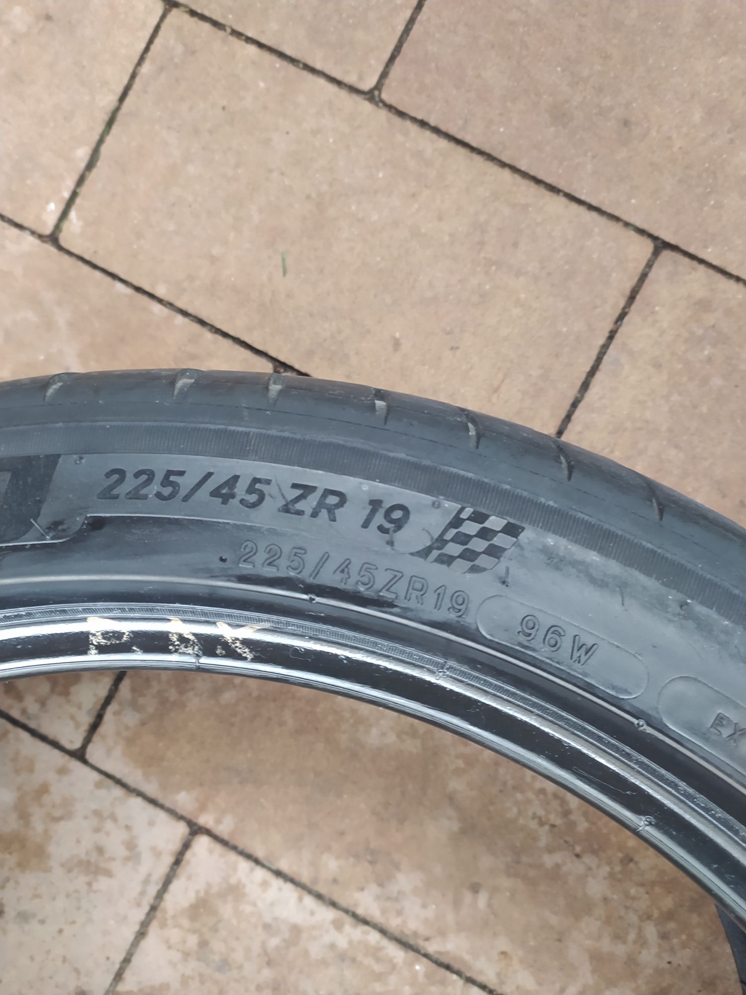 225/45ZR19 Michelin pilot sport 4