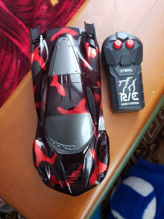 Машинка на радіоуправлінні.