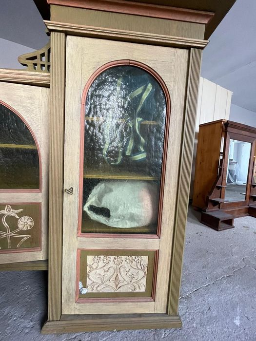 Dębowa góra od kredensu